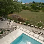 House Amora With Private Pool بيت للعطل Linardići